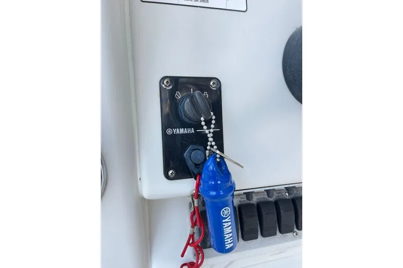Slide: The Image of Yamaha ignition switch on 2005 Sailfish 218 WAC boat dashboard with safety lanyard. - 31