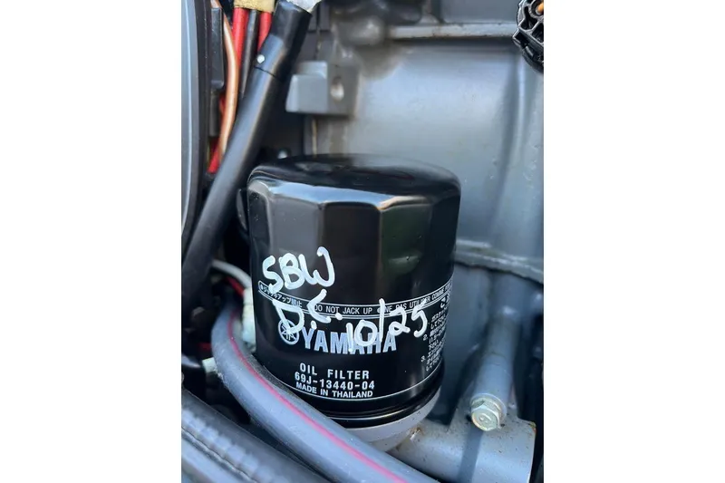 Slide: The Image of Yamaha oil filter in a 2005 Sailfish 218 WAC boat engine compartment. - 59