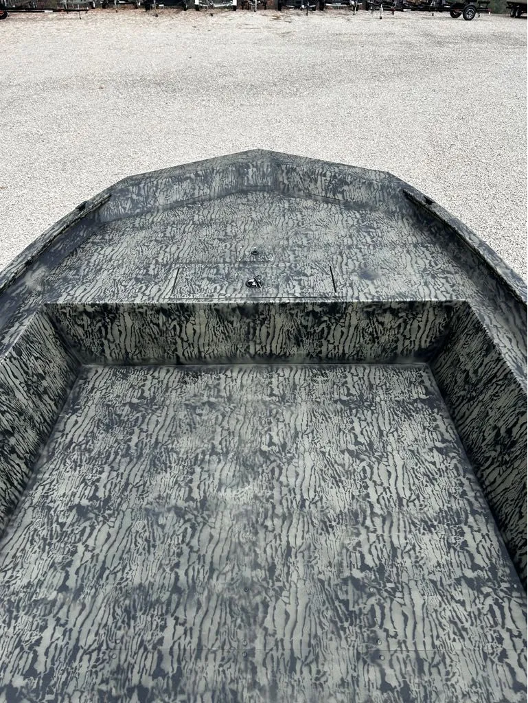 Slide: The Image of Tracker Grizzly 1860 Utility 2026 - 10