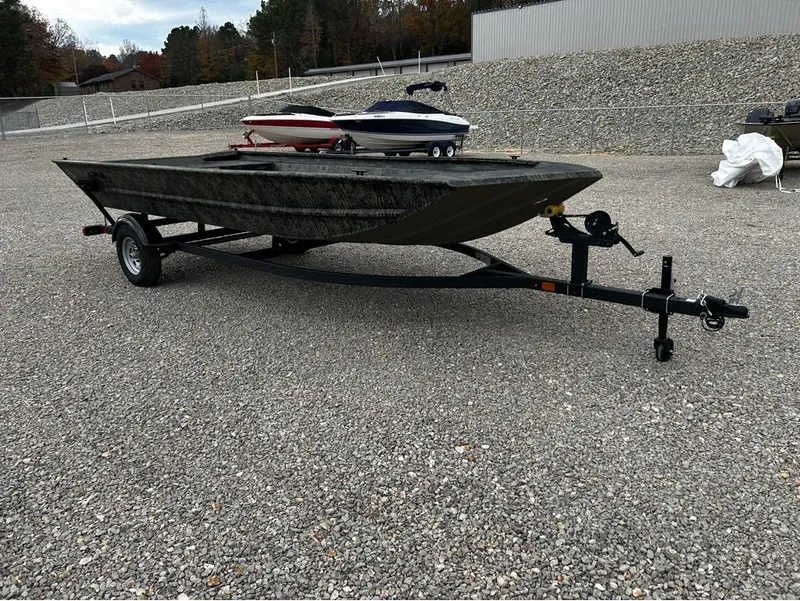 Slide: The Image of Tracker Grizzly 1860 Utility 2026 - 11