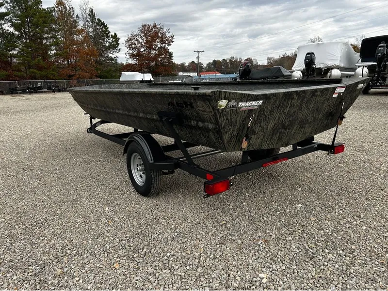 Slide: The Image of Tracker Grizzly 1860 Utility 2026 - 7