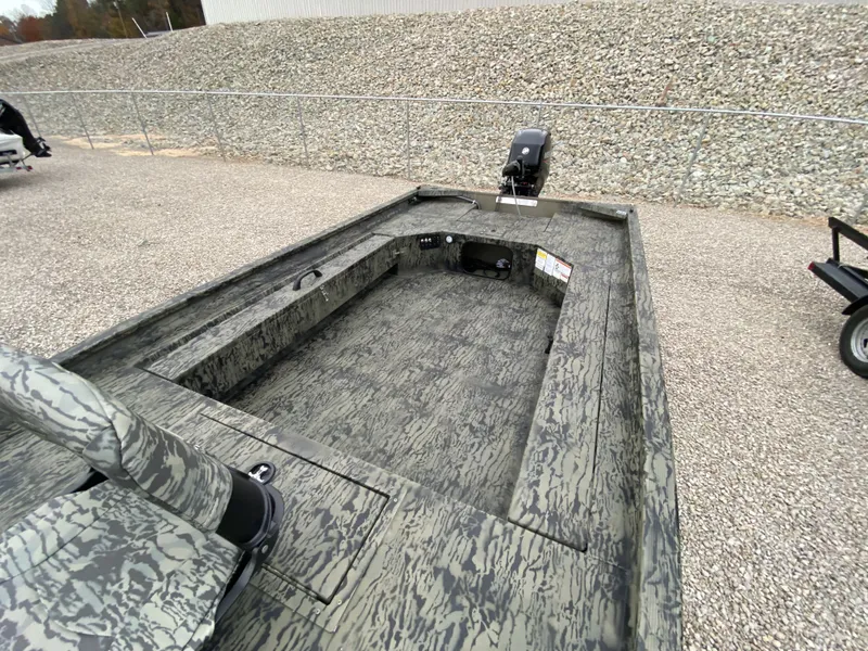 Slide: The Image of Tracker Grizzly 1654 T Sportsman 2026 - 11