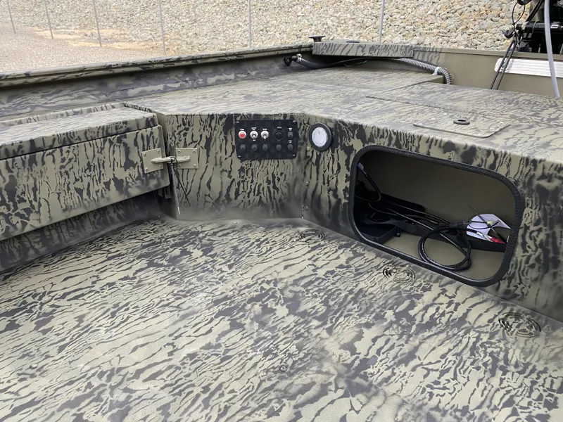 Slide: The Image of Tracker Grizzly 1654 T Sportsman 2026 - 12