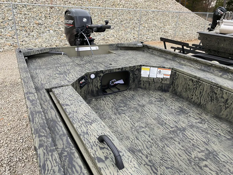 Slide: The Image of Tracker Grizzly 1654 T Sportsman 2026 - 13