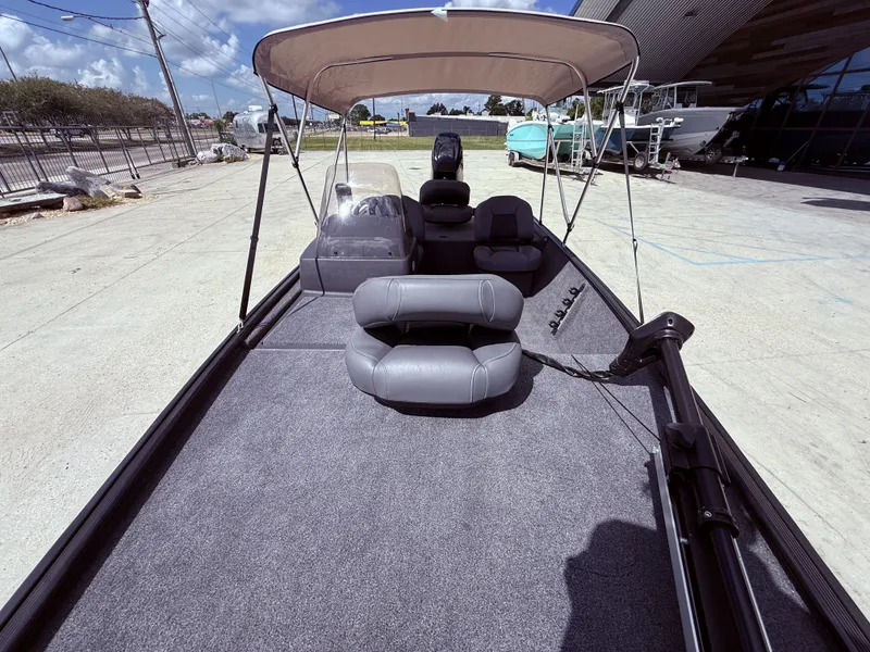 Slide: The Image of Tracker Bass Tracker Classic XL 2025 - 11