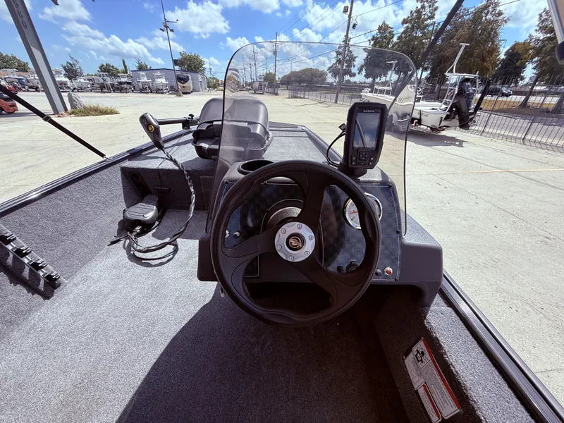 Slide: The Image of Tracker Bass Tracker Classic XL 2025 - 12