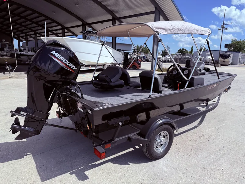 Slide: The Image of Tracker Bass Tracker Classic XL 2025 - 3