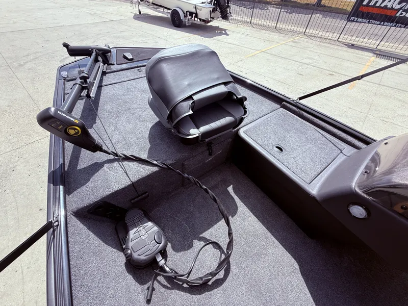 Slide: The Image of Tracker Bass Tracker Classic XL 2025 - 5