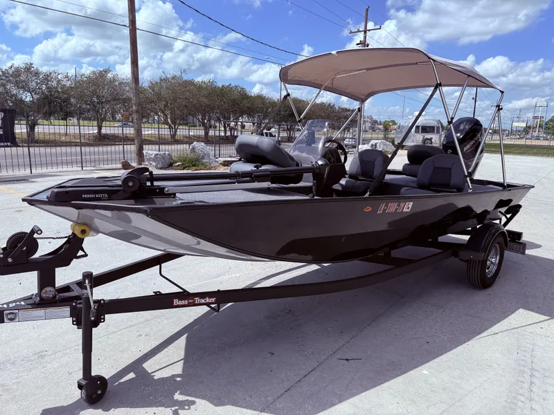 Slide: The Image of Tracker Bass Tracker Classic XL 2025 - 8