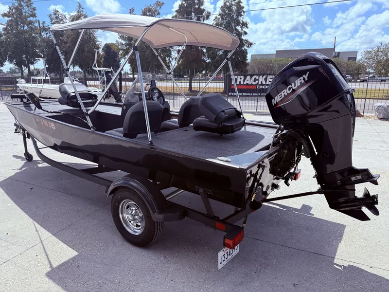 Slide: The Image of Tracker Bass Tracker Classic XL 2025 - 9