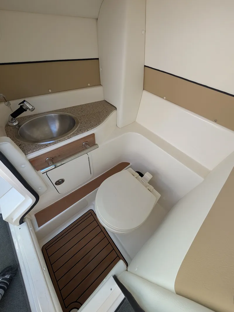 Slide: The Image of Sea Ray 270 SLX 2015 - 10