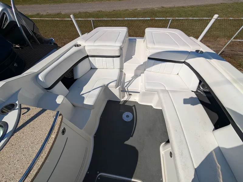 Slide: The Image of Sea Ray 270 SLX 2015 - 13