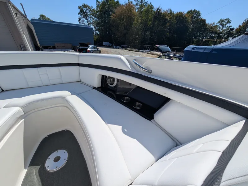 Slide: The Image of Sea Ray 270 SLX 2015 - 17