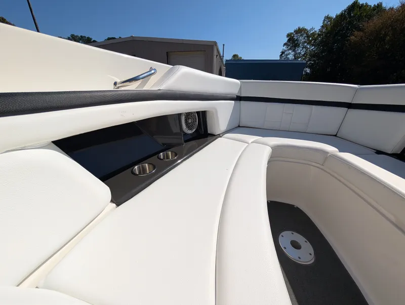 Slide: The Image of Sea Ray 270 SLX 2015 - 18