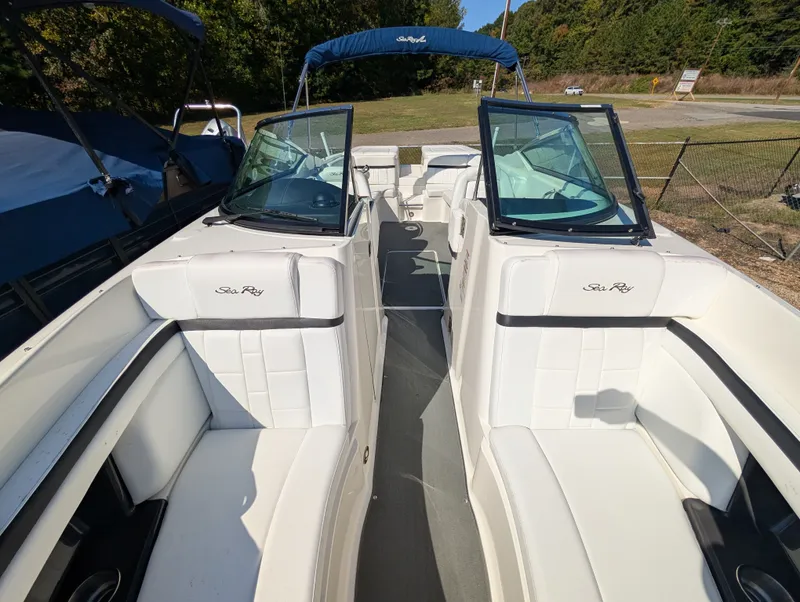 Slide: The Image of Sea Ray 270 SLX 2015 - 19