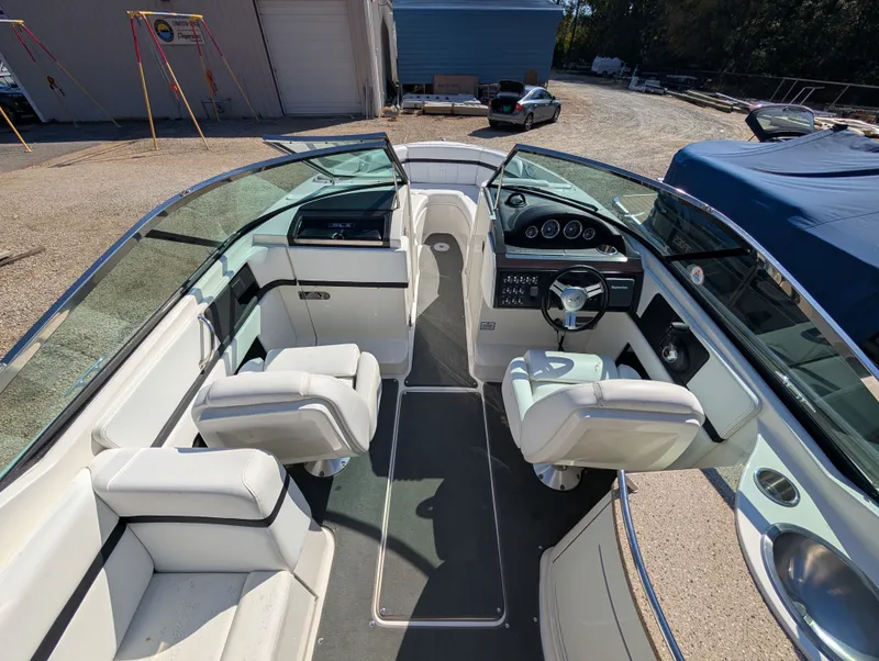 Slide: The Image of Sea Ray 270 SLX 2015 - 21