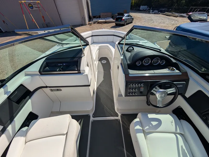 Slide: The Image of Sea Ray 270 SLX 2015 - 22