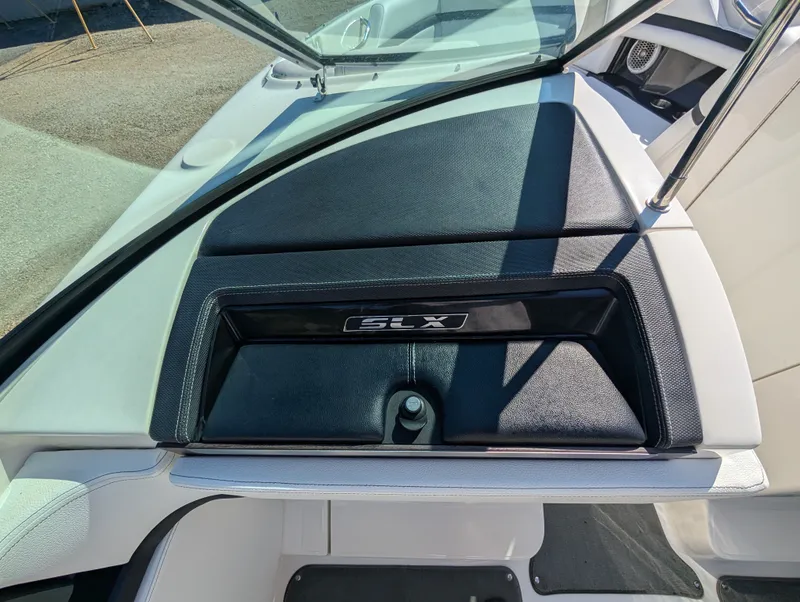 Slide: The Image of Sea Ray 270 SLX 2015 - 8