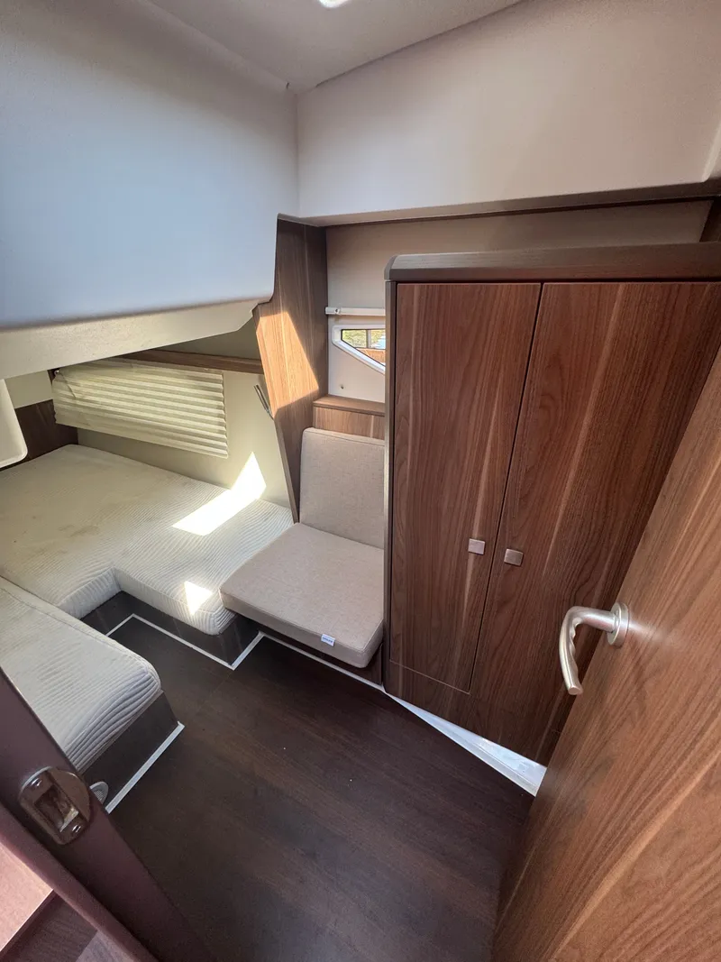 Slide: The Image of Sealine C330 2016 - 10