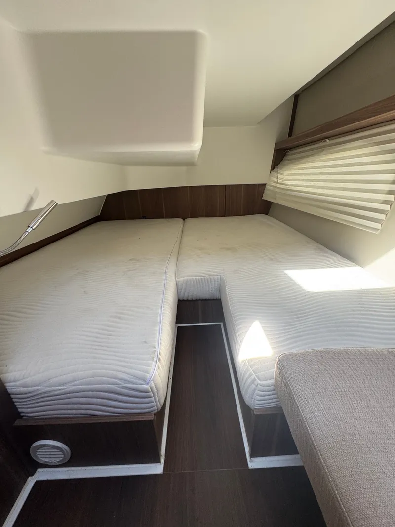 Slide: The Image of Sealine C330 2016 - 11