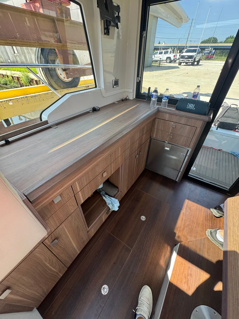 Slide: The Image of Sealine C330 2016 - 14