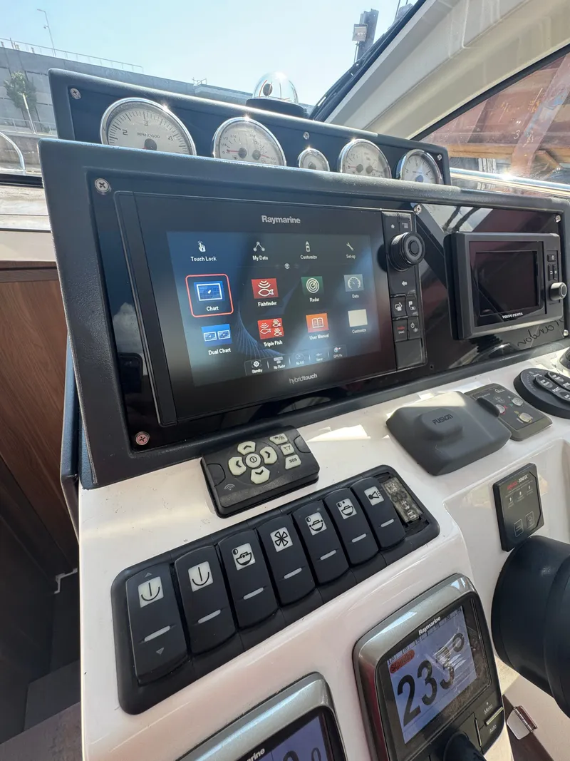 Slide: The Image of Sealine C330 2016 - 16