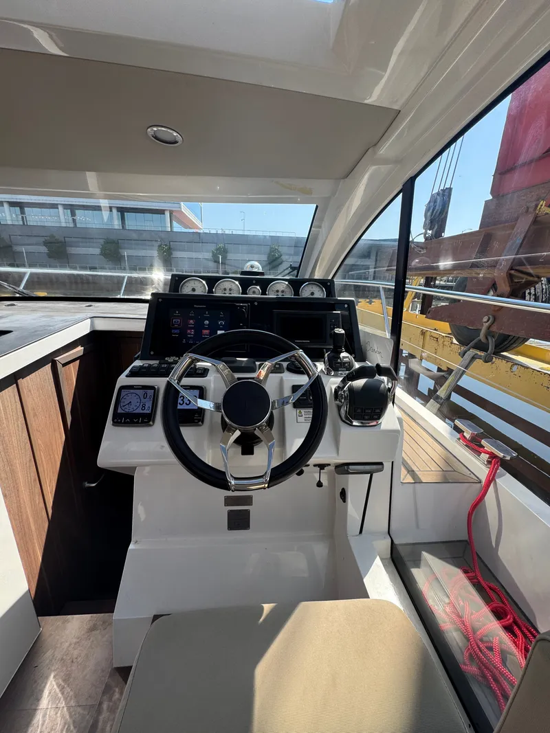 Slide: The Image of Sealine C330 2016 - 18