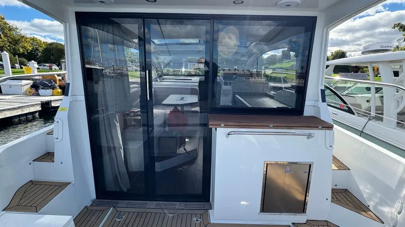 Slide: The Image of Sealine C330 2016 - 22