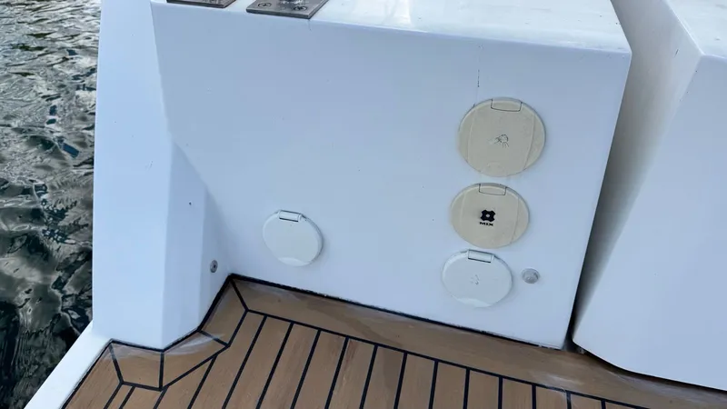 Slide: The Image of Sealine C330 2016 - 24