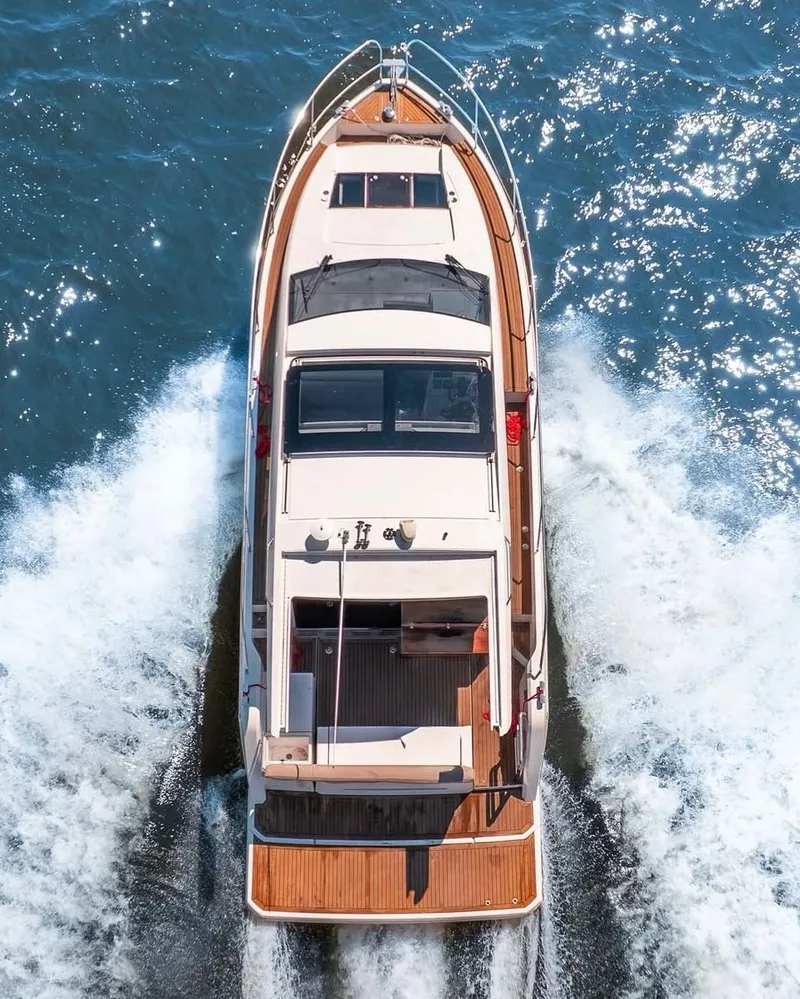 Slide: The Image of Sealine C330 2016 - 25