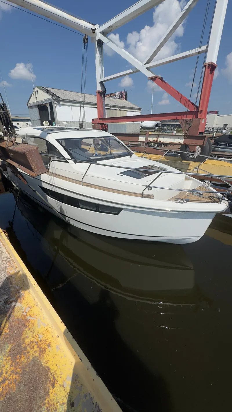 Slide: The Image of Sealine C330 2016 - 4