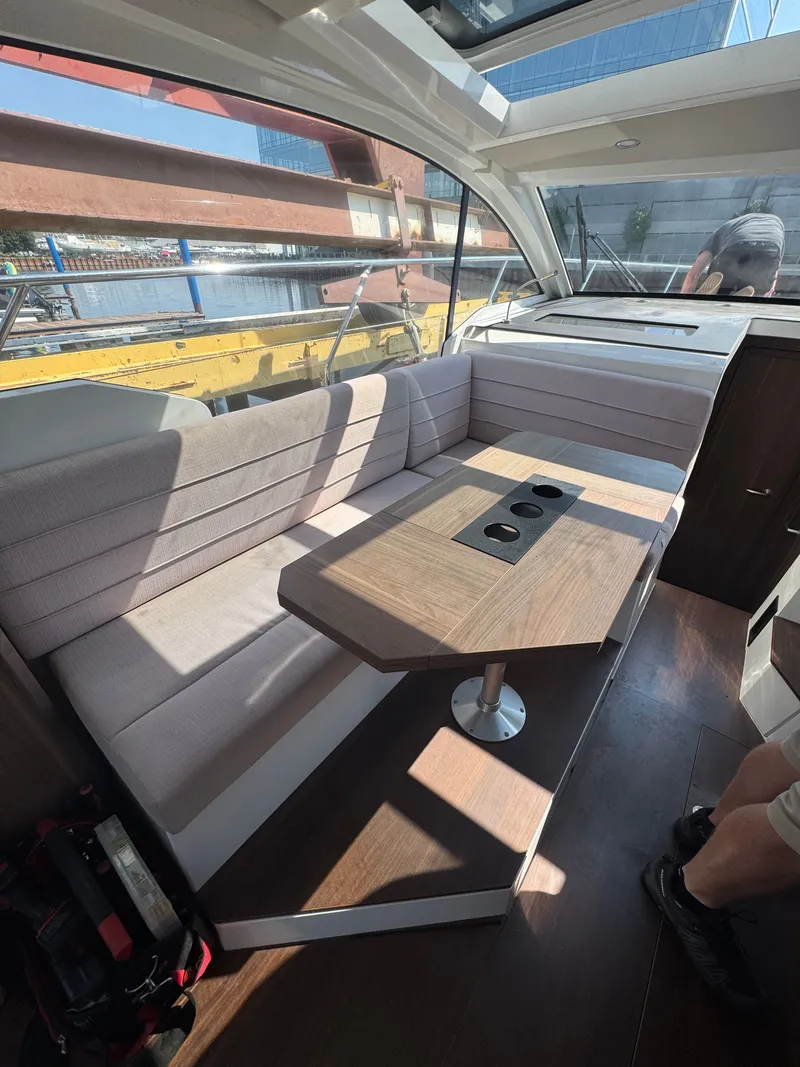 Slide: The Image of Sealine C330 2016 - 8