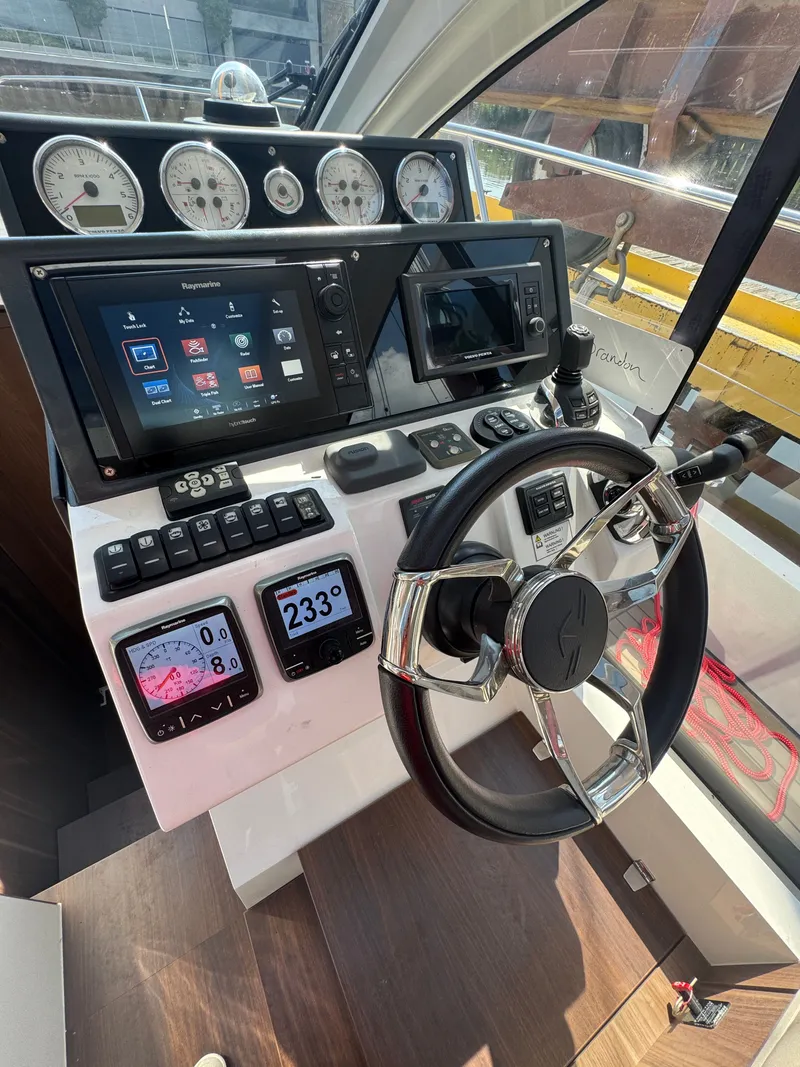 Slide: The Image of Sealine C330 2016 - 9