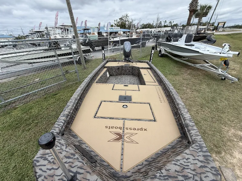 Slide: The Image of Xpress HD Series HD16DB WITH SEADECK/LIVEWELL 2026 - 4