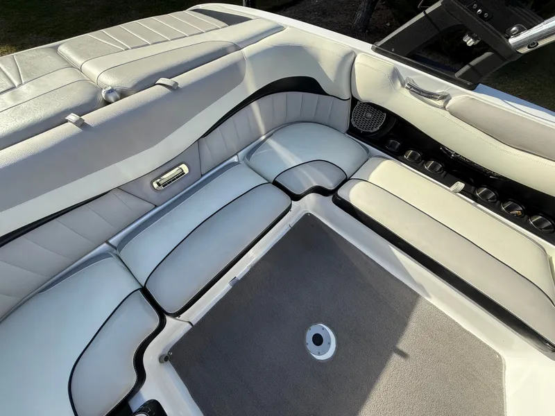 Slide: The Image of Malibu Wakesetter 22 MXZ 2012 - 500