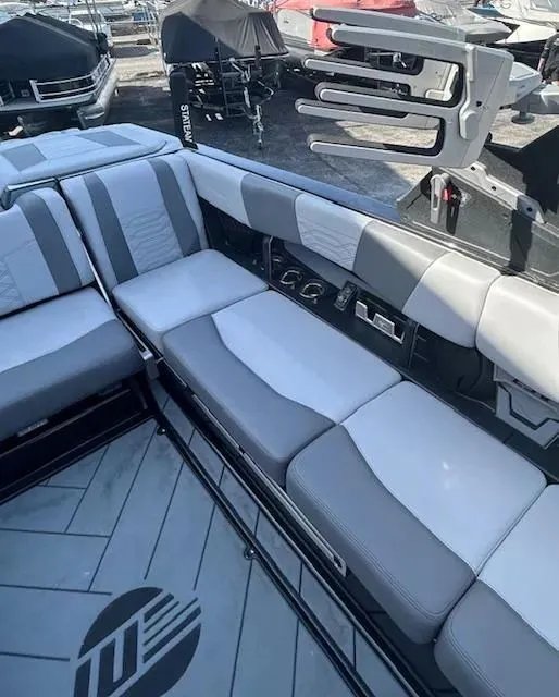 Slide: The Image of Malibu Wakesetter 25 LSV 2022 - 10