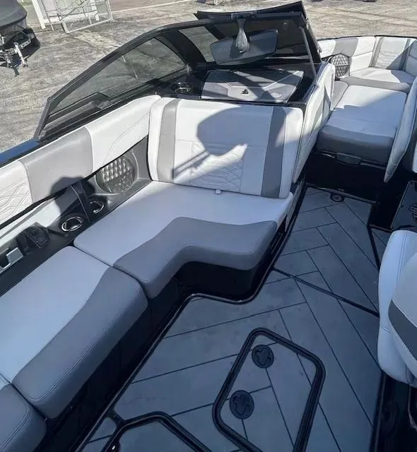 Slide: The Image of Malibu Wakesetter 25 LSV 2022 - 11