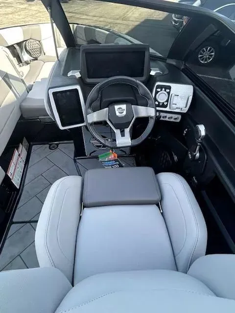 Slide: The Image of Malibu Wakesetter 25 LSV 2022 - 7