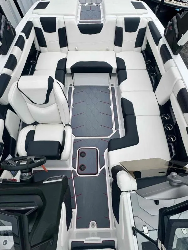 Slide: The Image of Malibu M220 2024 - 10