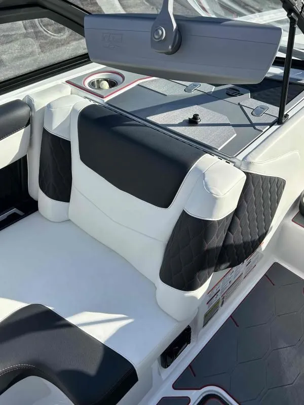 Slide: The Image of Malibu M220 2024 - 17