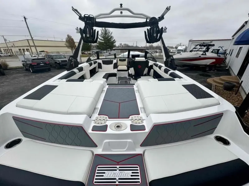 Slide: The Image of Malibu M220 2024 - 21