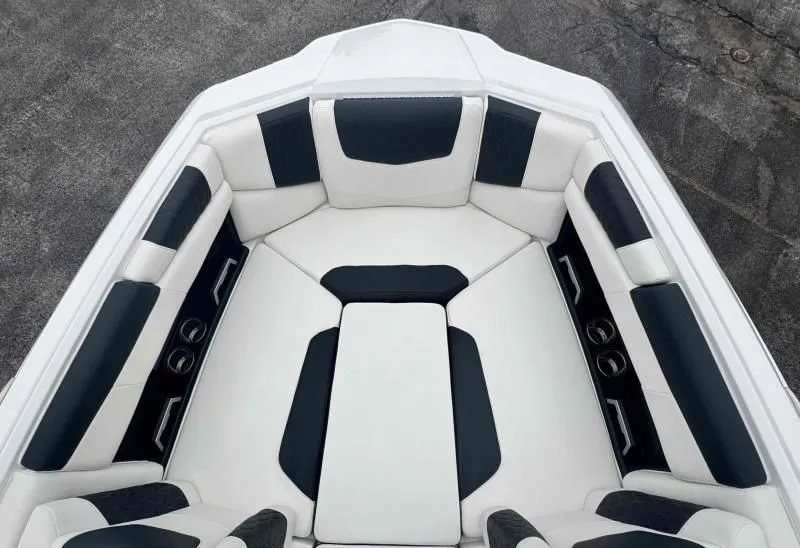 Slide: The Image of Malibu M220 2024 - 9