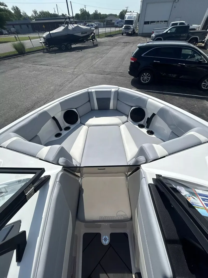 Slide: The Image of Malibu Wakesetter 23 LSV 2025 - 14