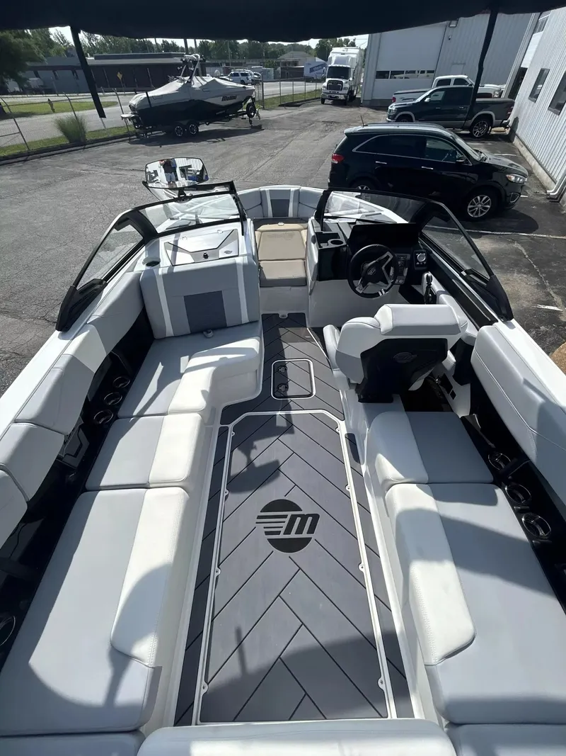 Slide: The Image of Malibu Wakesetter 23 LSV 2025 - 16