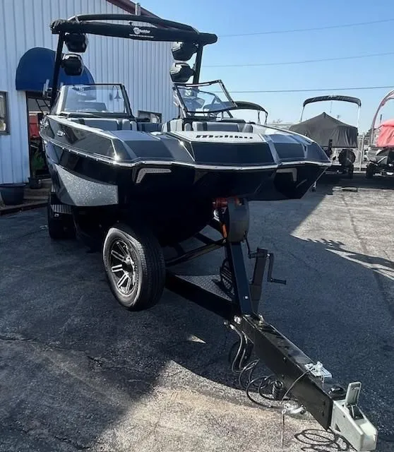 Slide: The Image of Malibu Wakesetter 24MXZ 2025 - 21