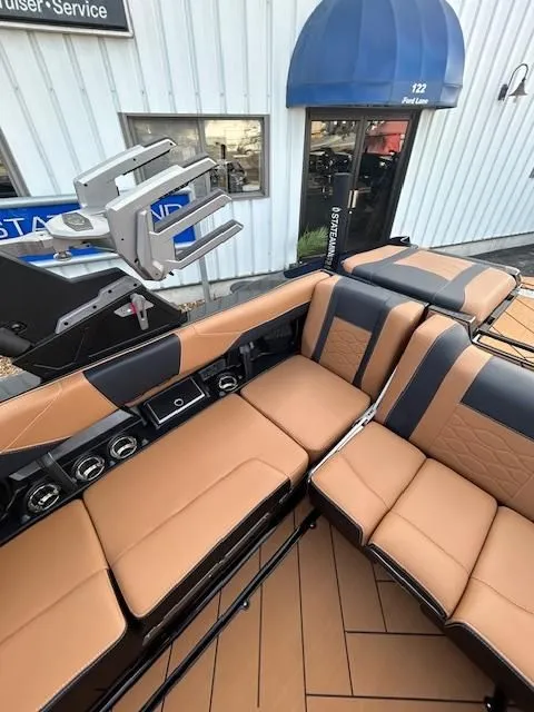 Slide: The Image of Malibu Wakesetter 23 LSV 2025 - 18