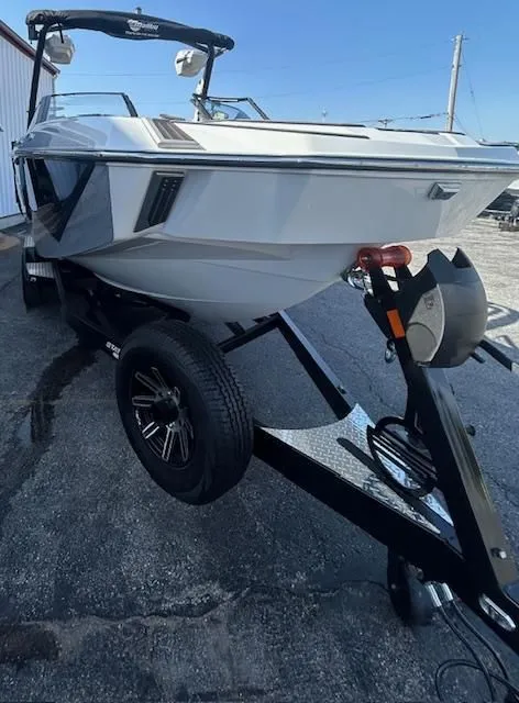 Slide: The Image of Malibu M230 2025 - 22