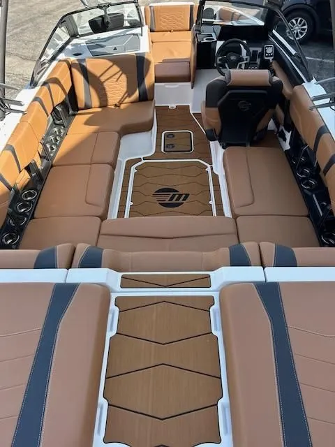 Slide: The Image of Malibu Wakesetter 22MXZ 2025 - 12