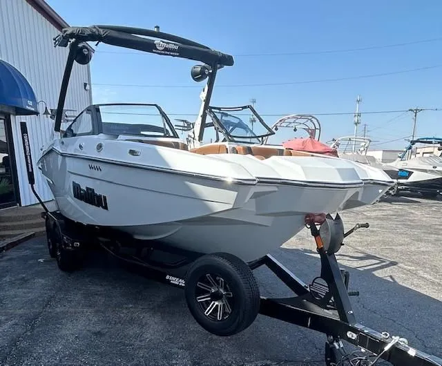 Slide: The Image of Malibu Wakesetter 22MXZ 2025 - 7