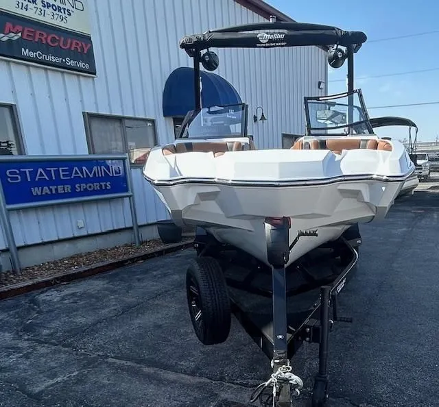 Slide: The Image of Malibu Wakesetter 22MXZ 2025 - 8